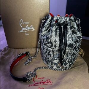 CHRISTIAN LOUBOUTIN BUCKET MARIE JANE BOUCLÉ
SILVER LEATHER SHOULDER BAG